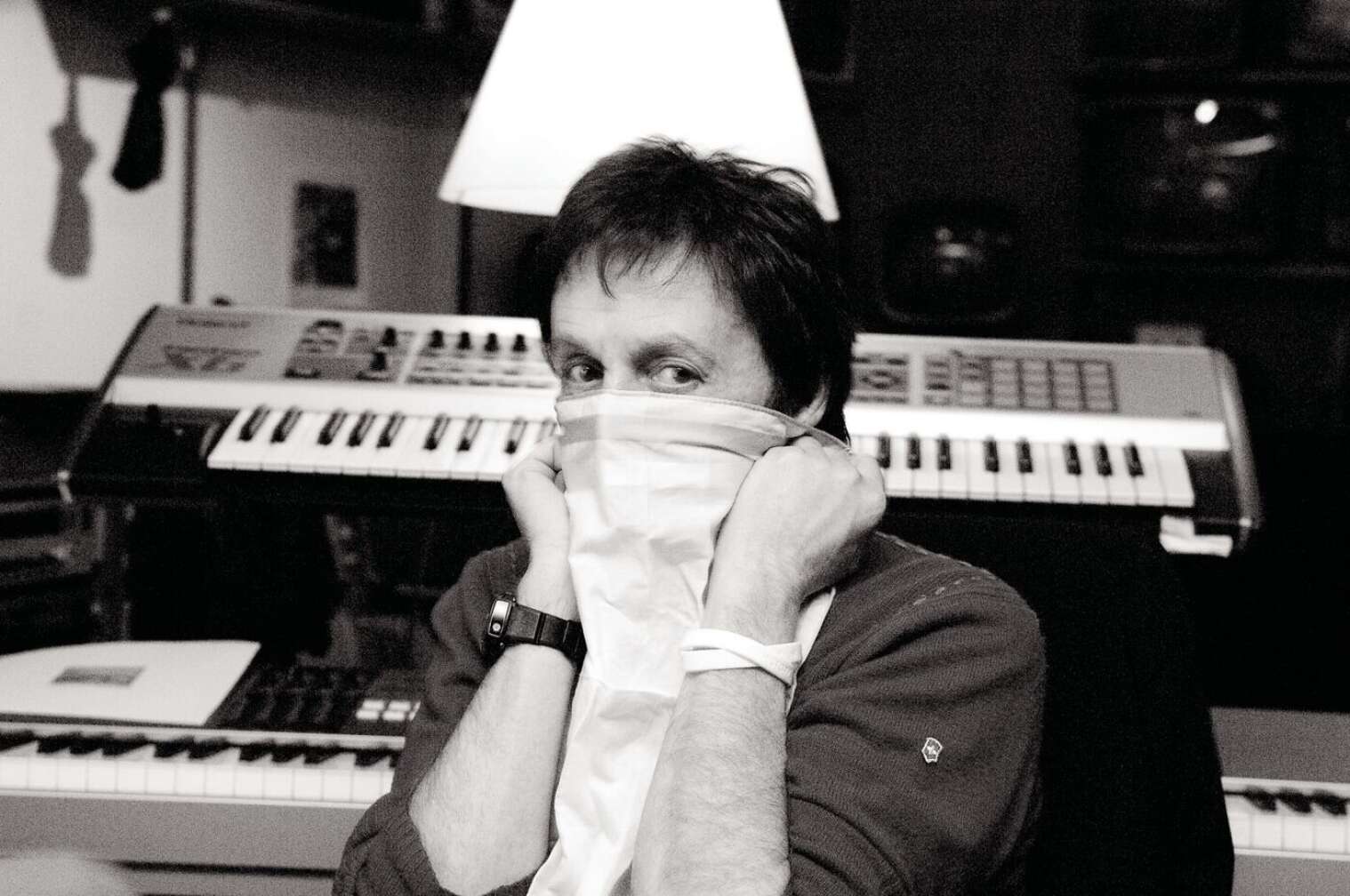 Paul Mccartney mit Maske vor einem Klavier