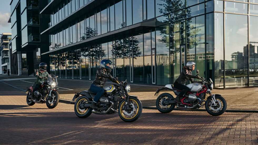 Foto von drei BMW R 12 Motorrädern bei der Fahrt in einer Stadt