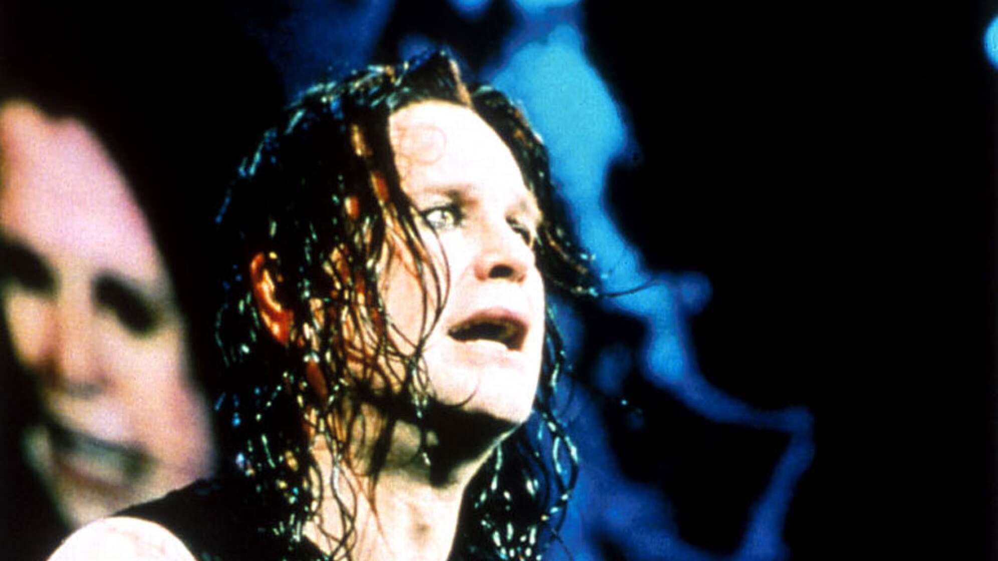 Ozzy Osbourne hält ein Mikrofon in der Hand