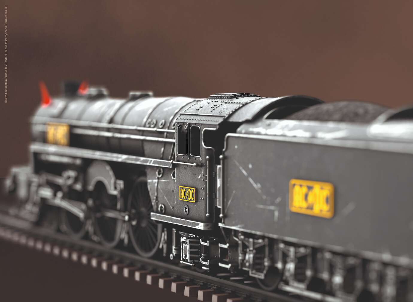 Produktfoto der AC/DC Modelleisenbahn-Sonderedition von Märklin, Foto der Lok von hinten links