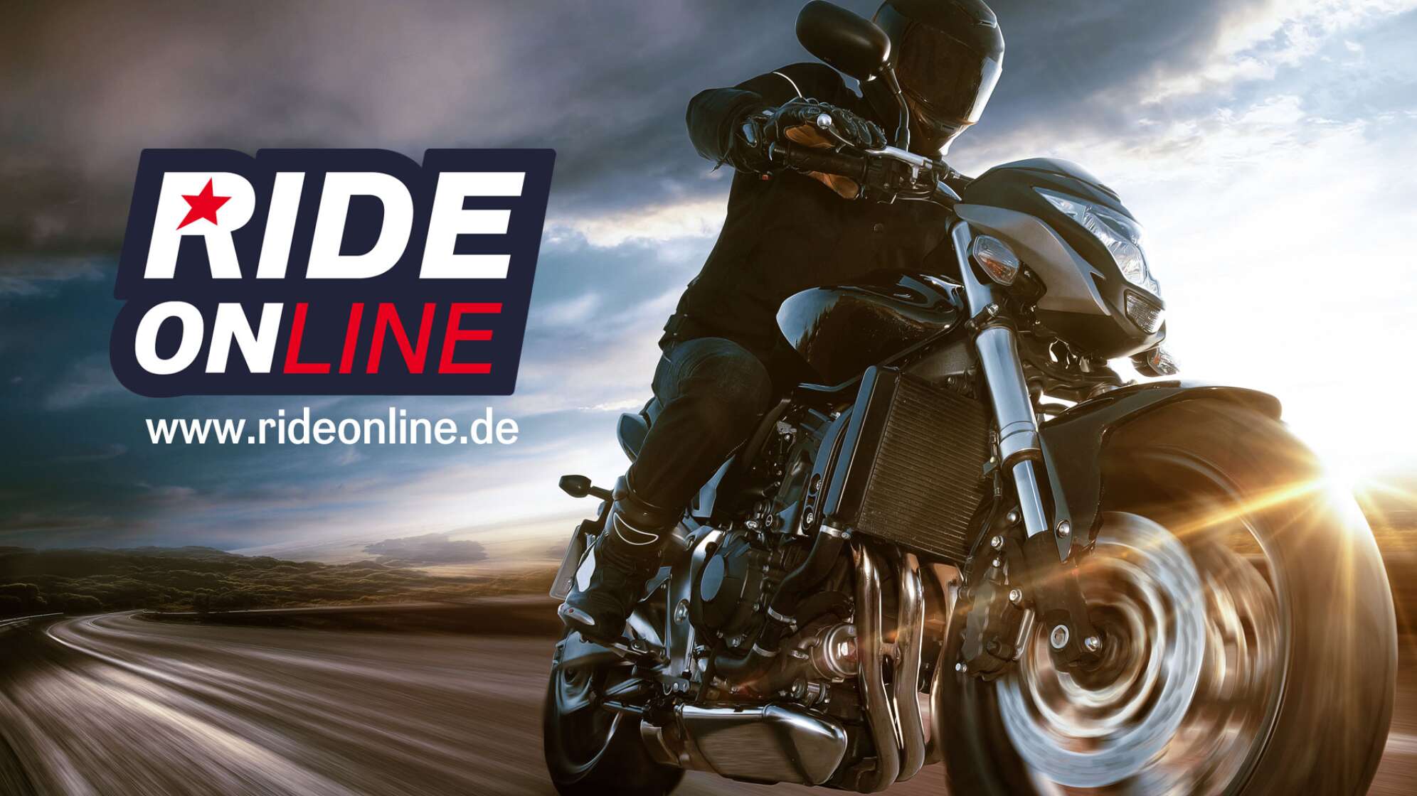 Ein Motorradfahrer auf einer Straße vor dunklen Wolken, mit dem Logo "RIDE ONline" und der Internetadresse www.rideonline.de