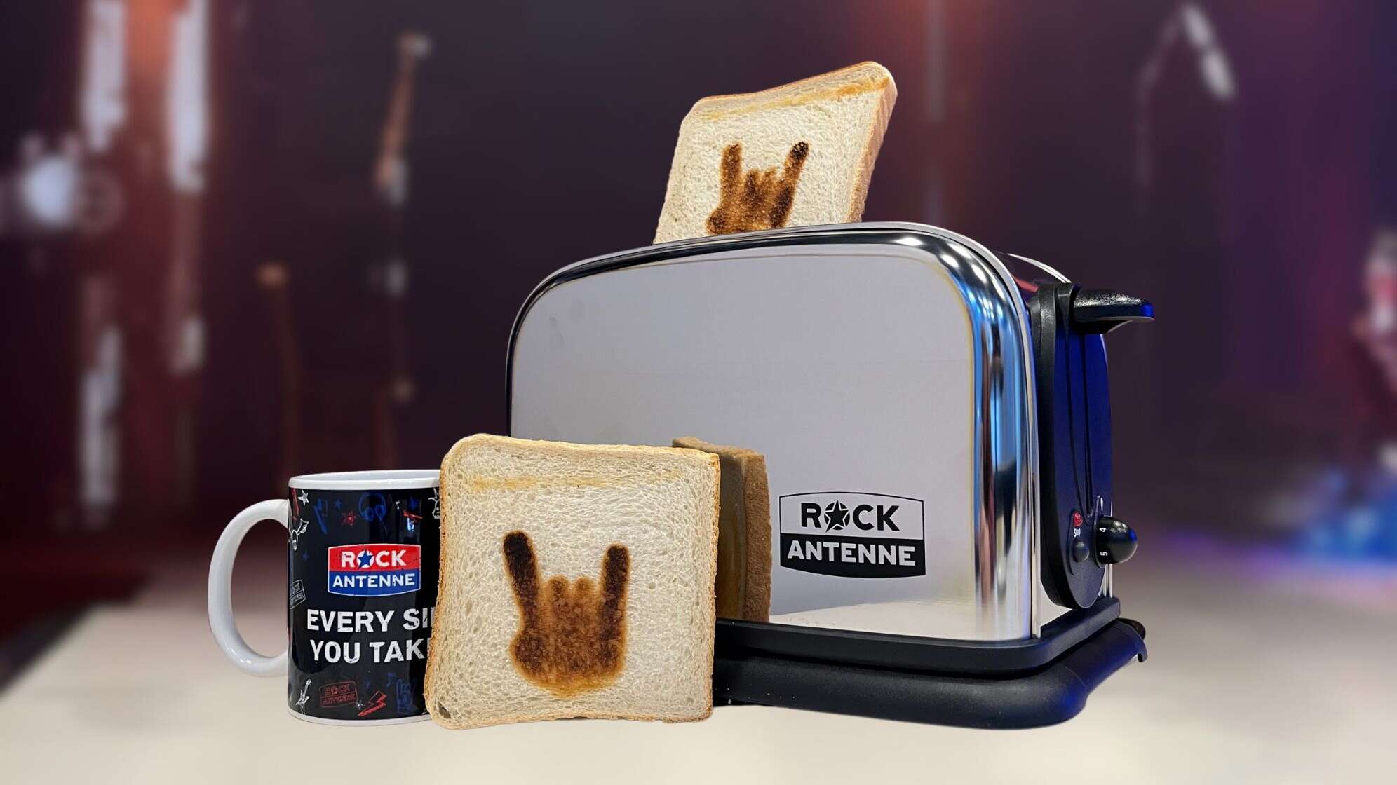 Der ROCK ANTENNE Toaster mit getoasteter ROCK ANTENNE Hand im Toast