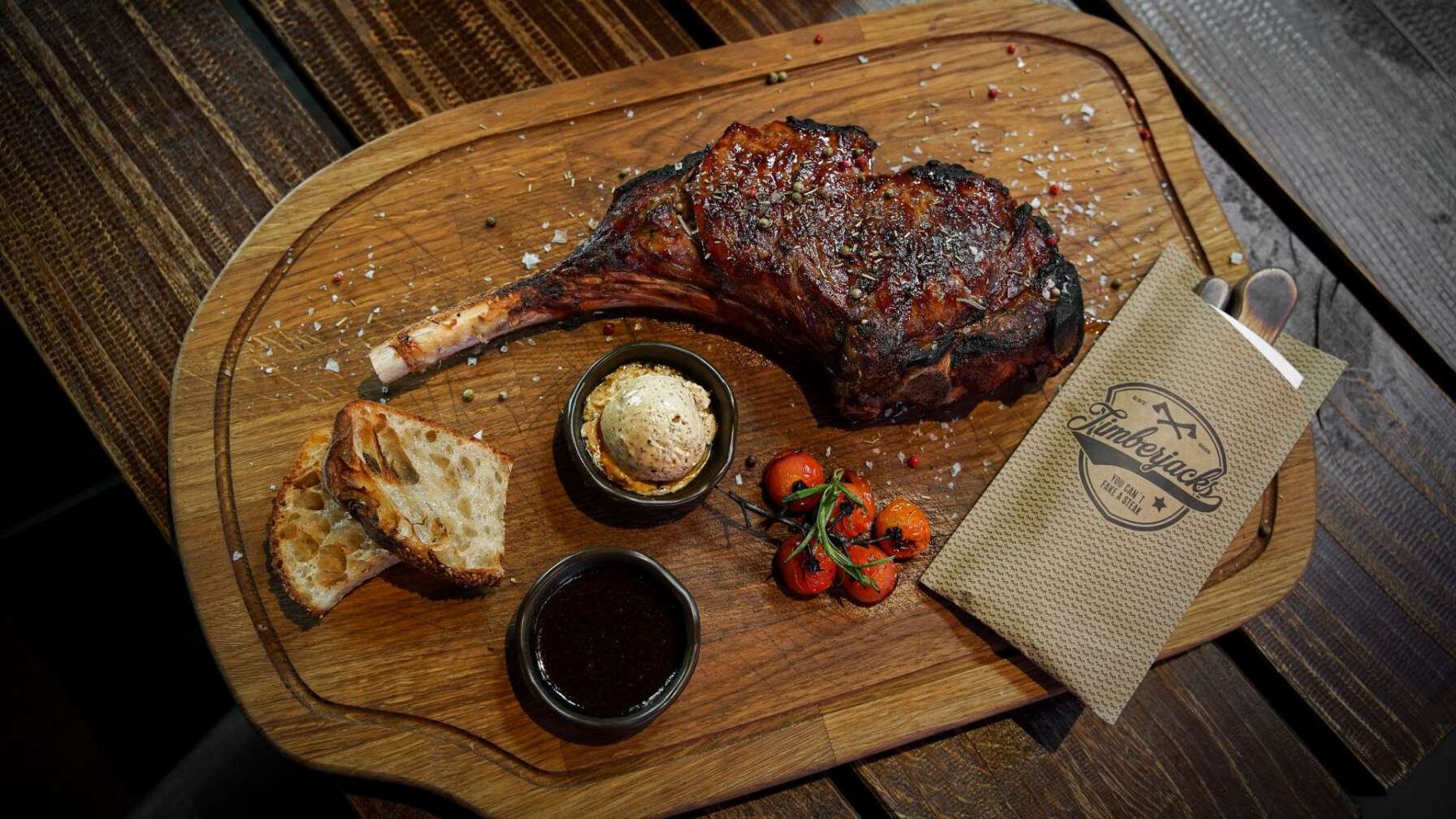 Nahaufnahme eines Gerichts der Timberjacks Restaurant Kette: Tomahawk Steak mit Beilagen