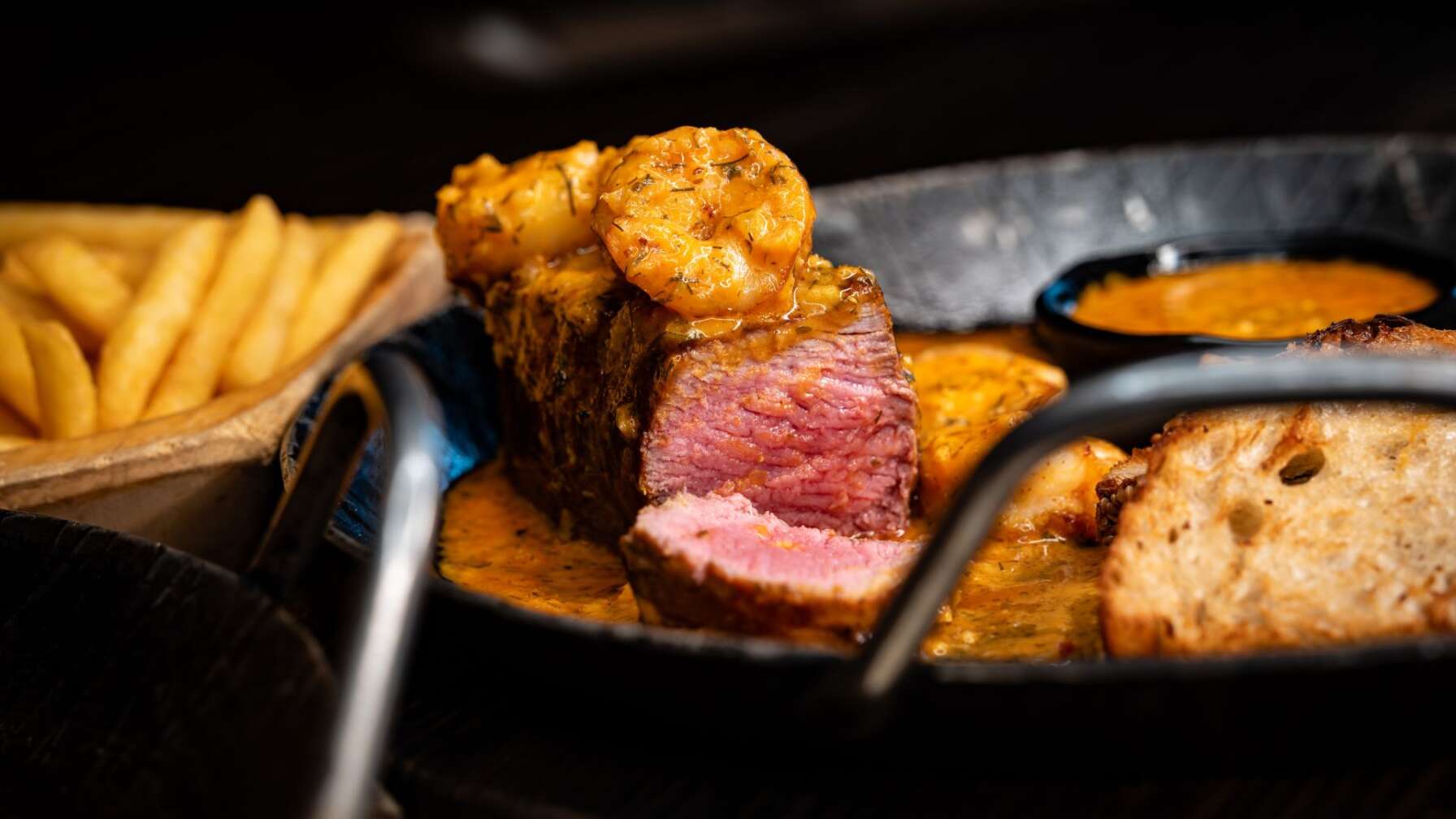 Nahaufnahme eines Gerichts der Timberjacks Restaurant Kette: Surf n Turf Steak