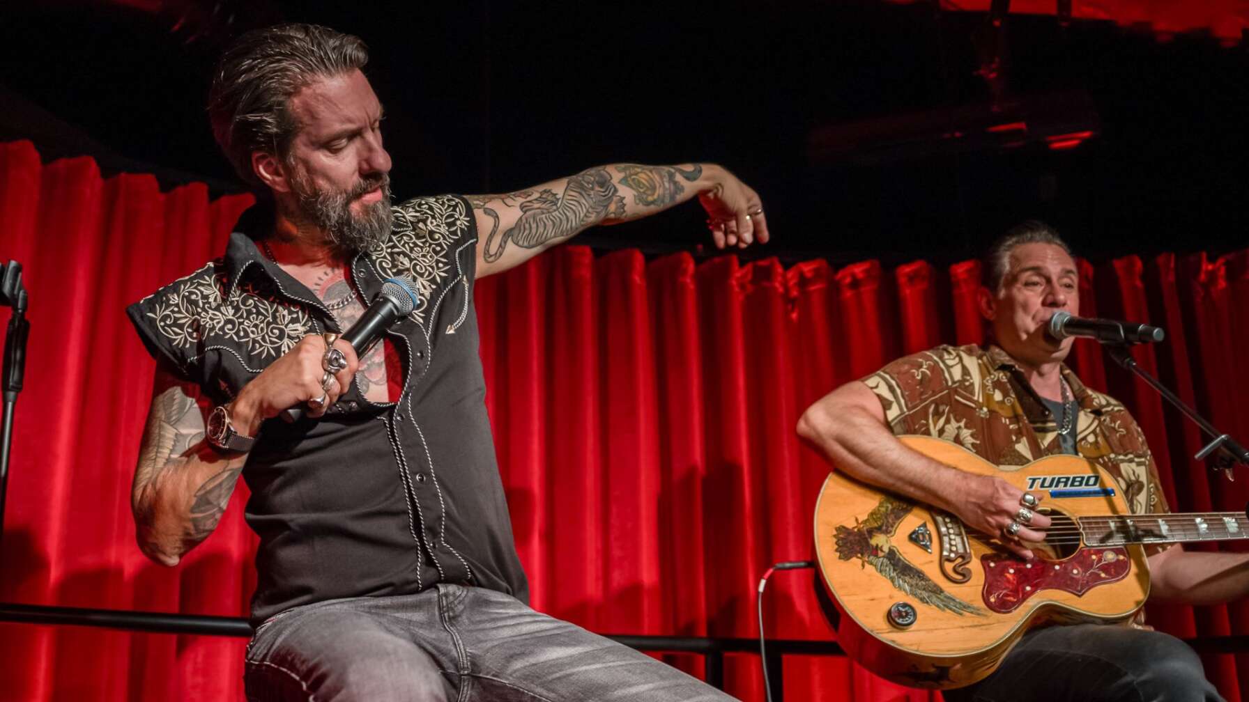 Konzertaufnahme vom Publikum bei einem Timberjacks Unplugged Konzert - auf der Bühne zu sehen sind The Boss Hoss