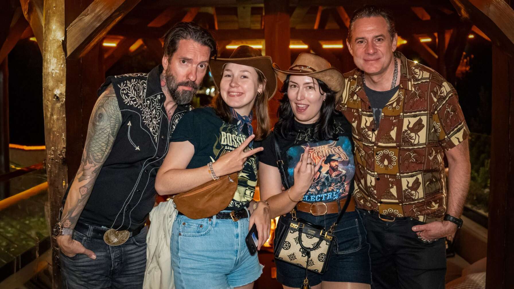 Die Musiker von The Boss Hoss posieren mit zwei Fans in Boss Hoss Tshirts bei einem Timberjacks Unplugged Konzert
