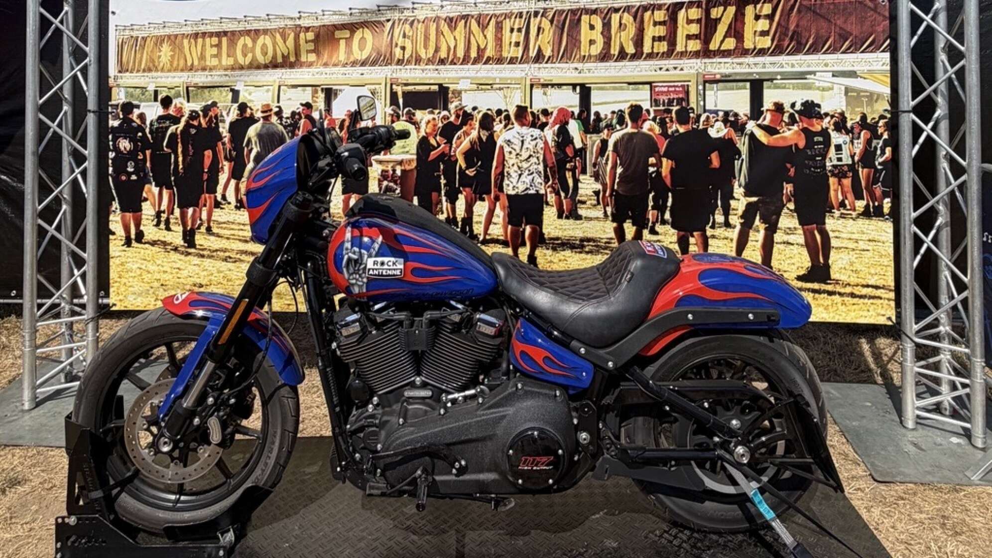 Die ROCK ANTENNE Harley vor der Fotowand bei der ROCK ANTENNE Area auf dem Summer Breeze Open Air 2026