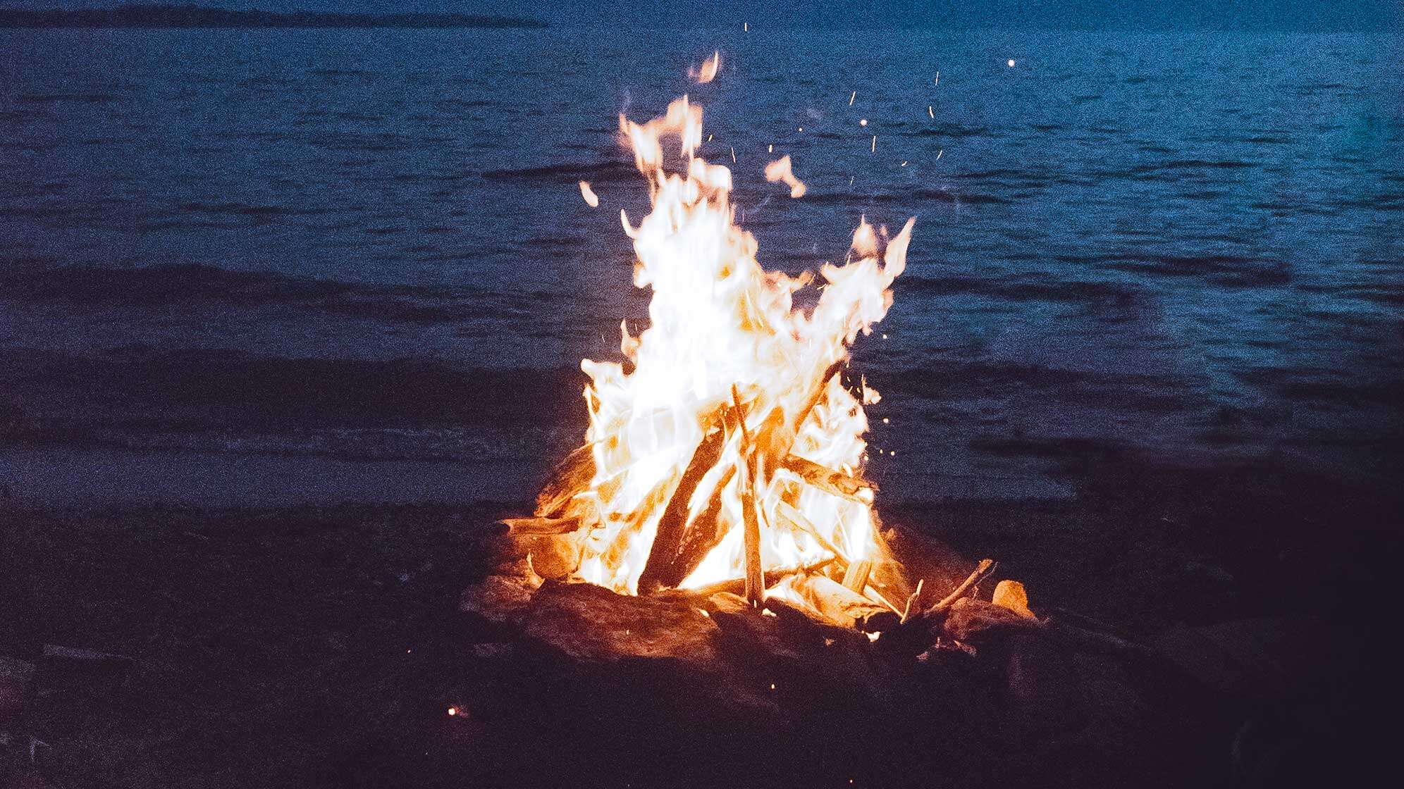 Ein Lagerfeuer am Strand