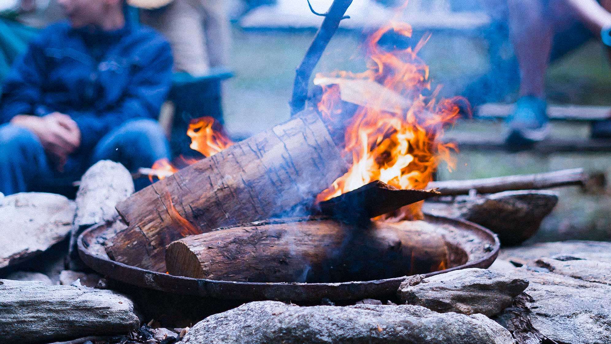 Ein Lagerfeuer auf einer Feuerschale.