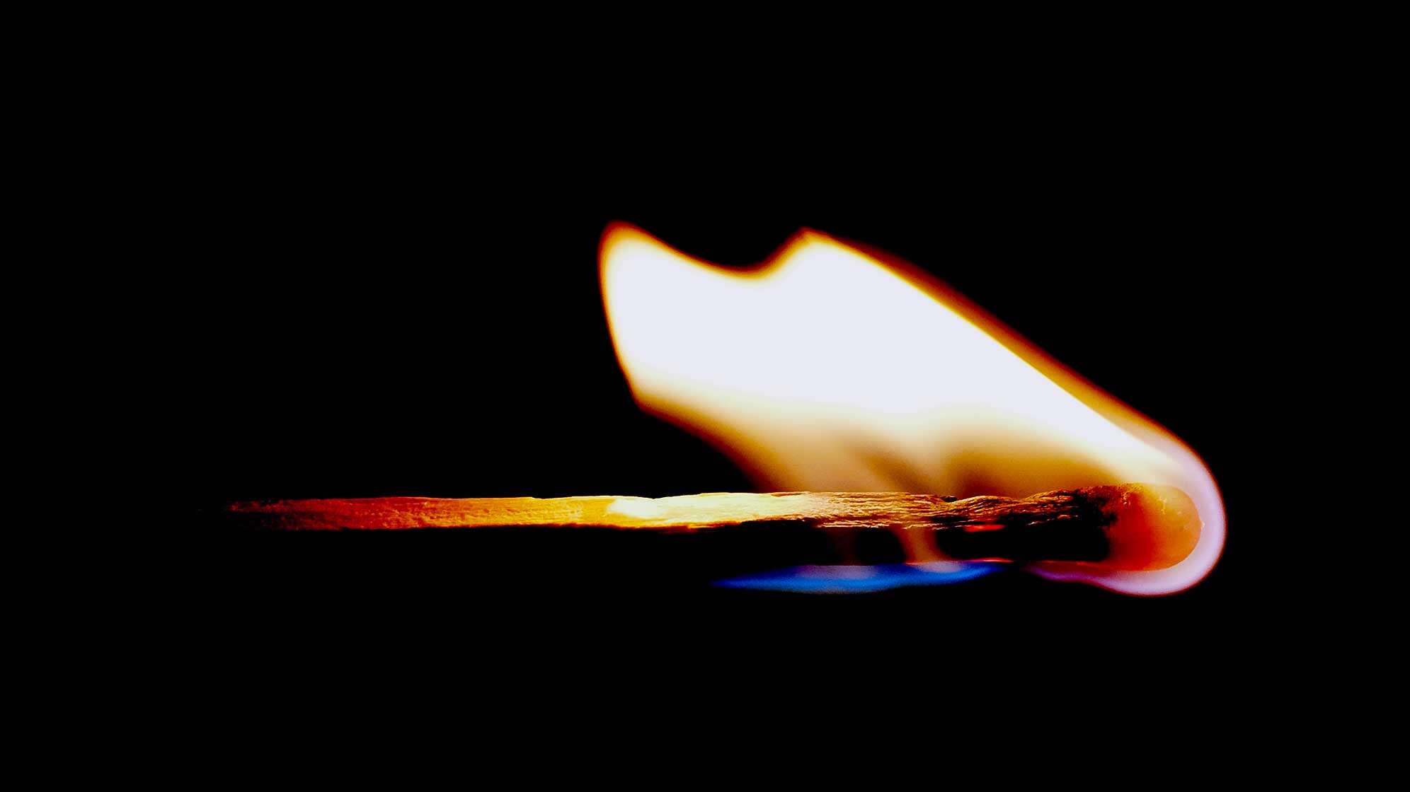 Ein brennendes Streichholz.