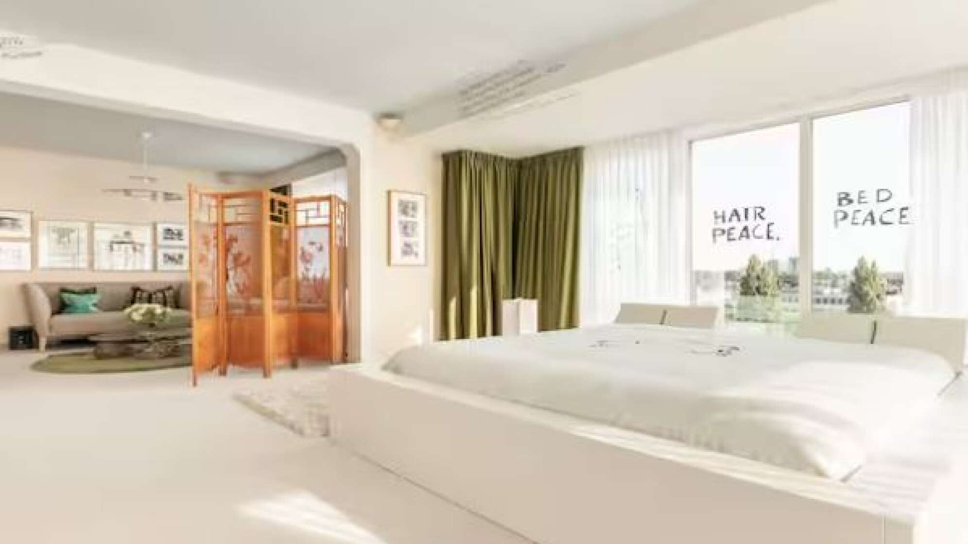 Das Hotelzimmer im Hilton Amsterdam mit Bett und Fensterfront