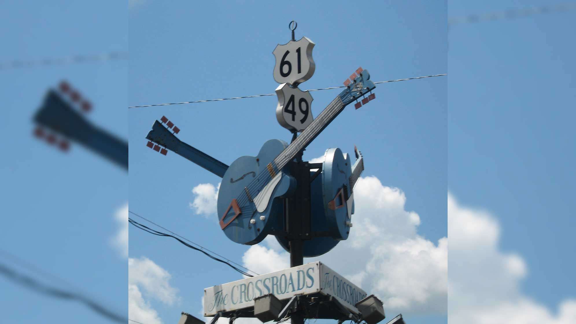 Schilder und Gitarren an einem Pfosten