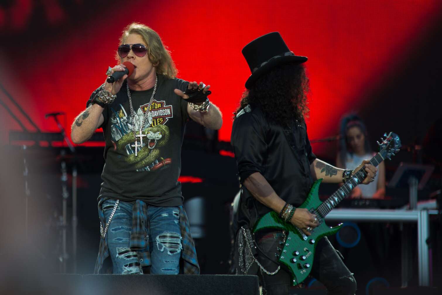 Axl Rose und Slash performen ihre Show auf der Bühne