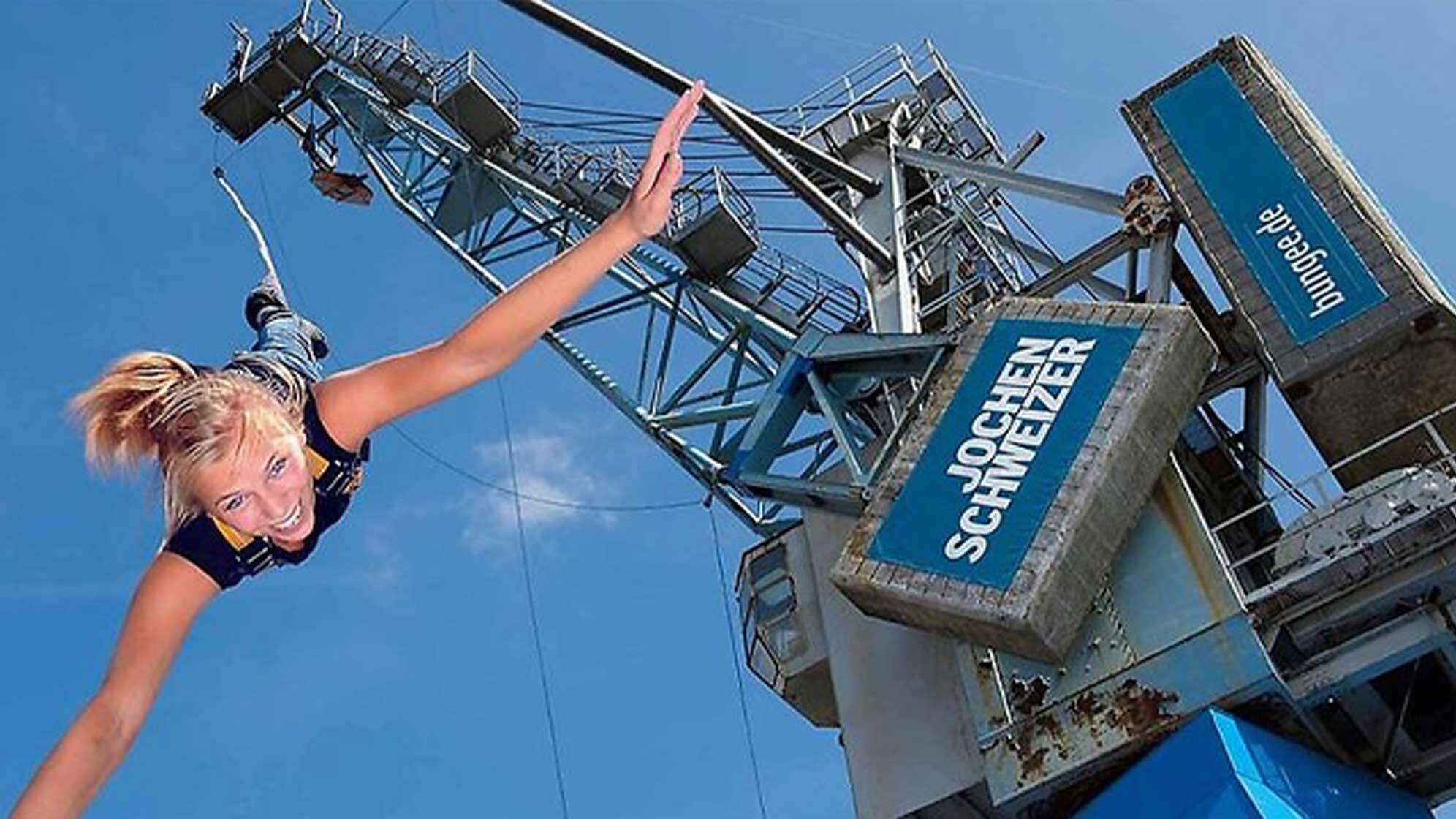 Eine Frau beim Bungee-Sprung von einem Kran in Hamburg