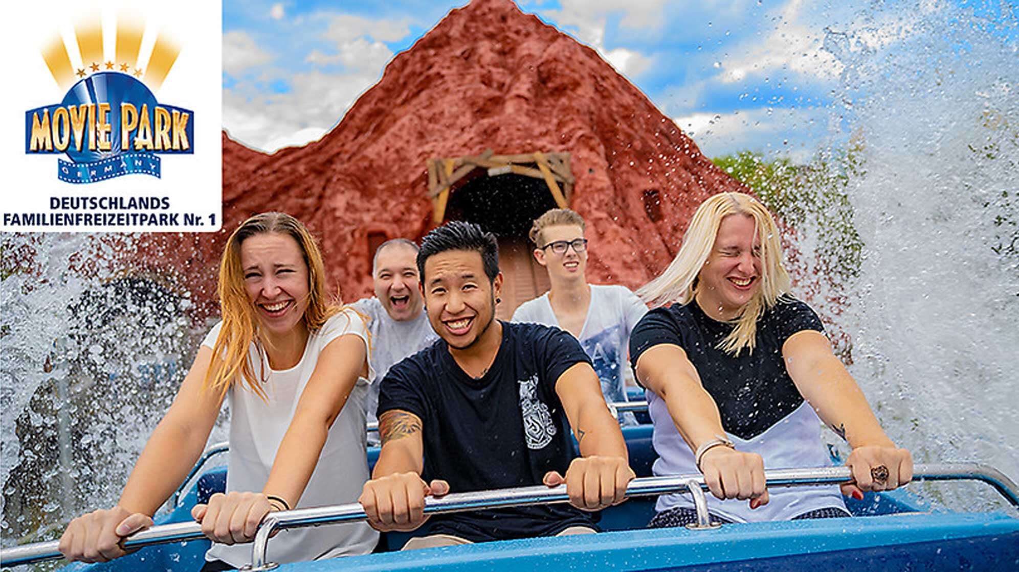 Fünf Menschen in einem Fahrgeschäft im Movie Park mit viel Wasser