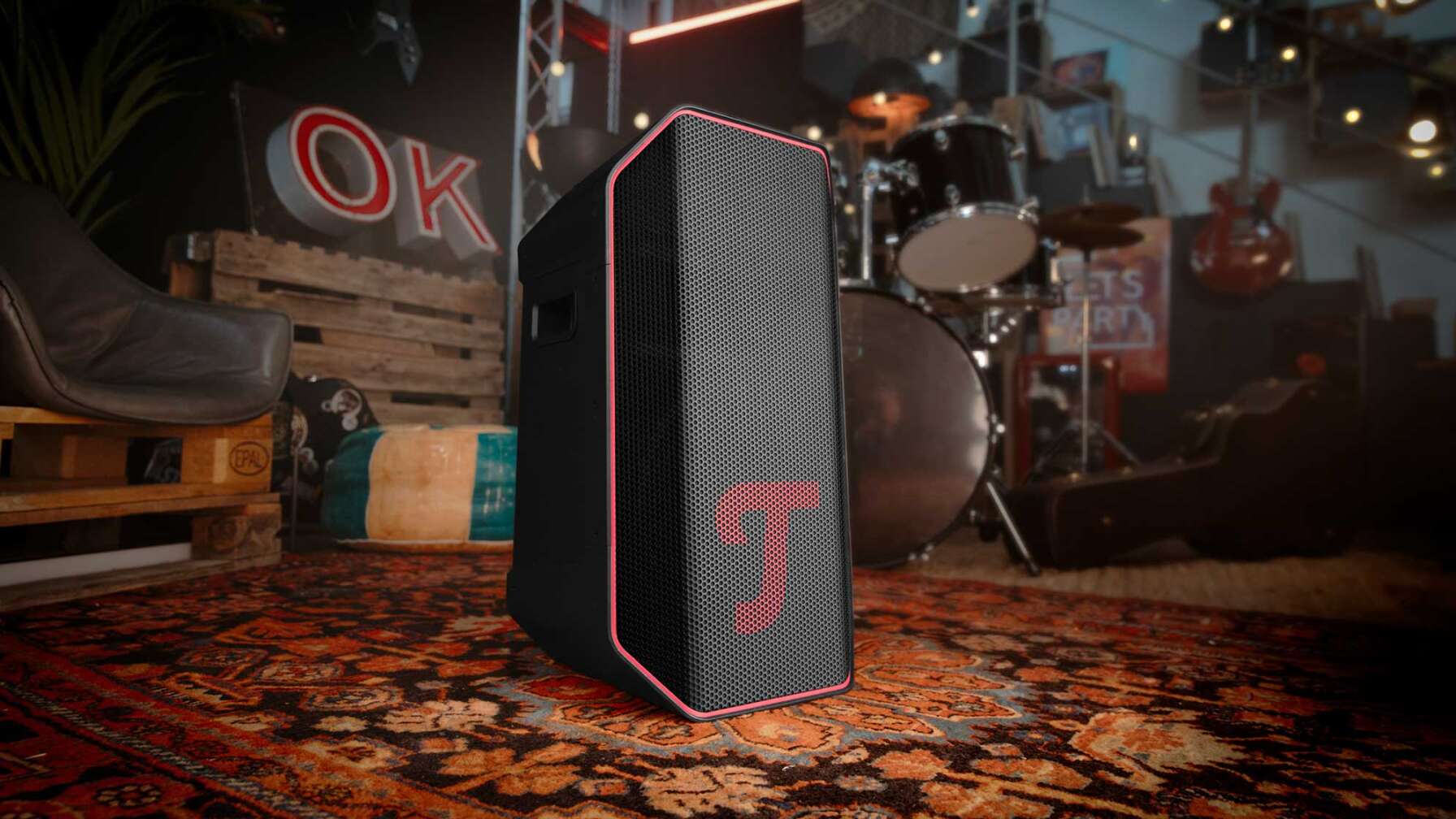 Ein Lautsprecher der Marke Teufel in der Mitte eines alternativ eingerichteten Zimmers.