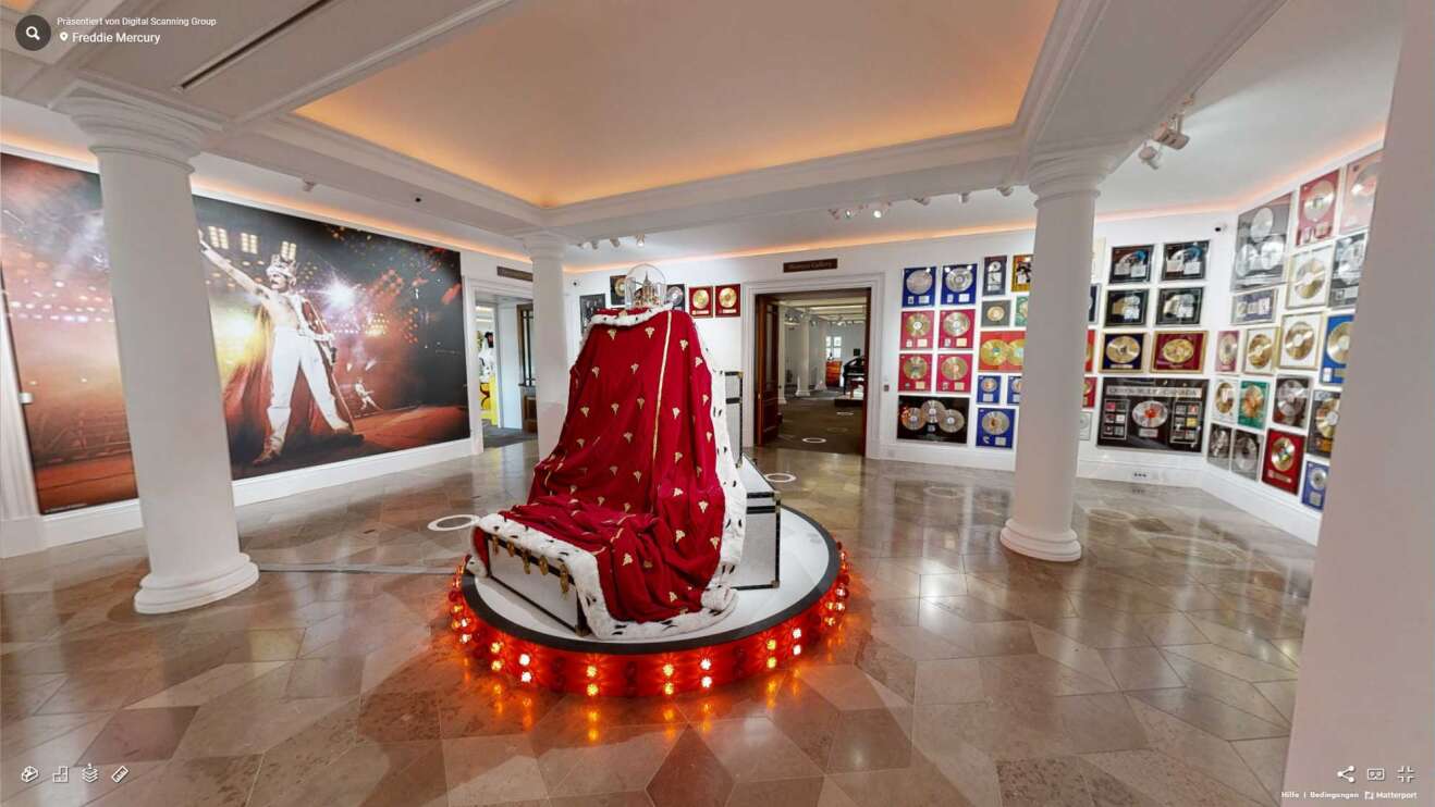Ein Raum in der Freddie Mercury Ausstellung von Sotheby's mit dem Umhang und der Krone von Freddie