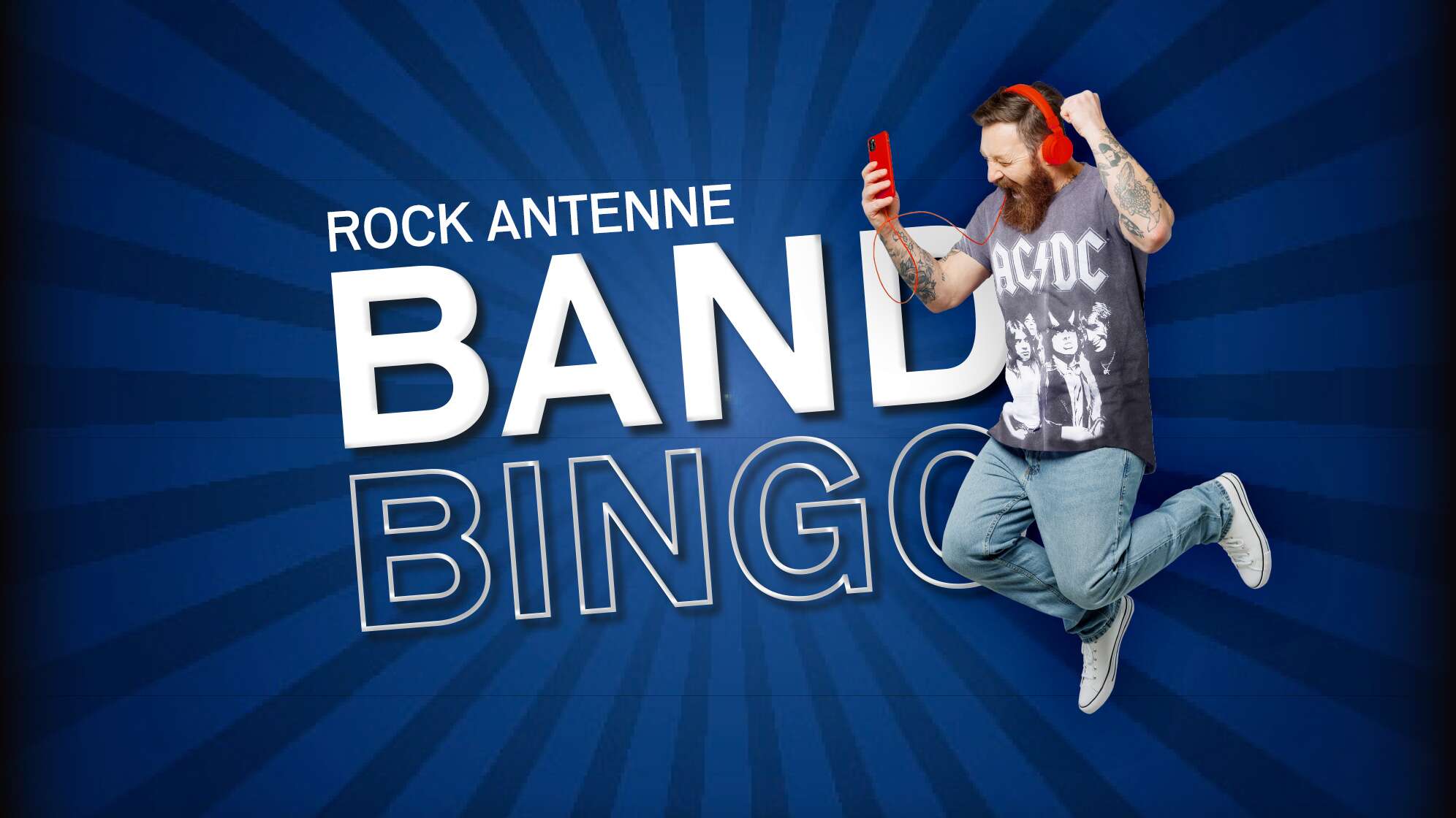 Ein jubelnder Mann mit AC/DC Shirt, Kopfhörern und Smartphone und dazu der Text "ROCK ANTENNE Band Bingo"