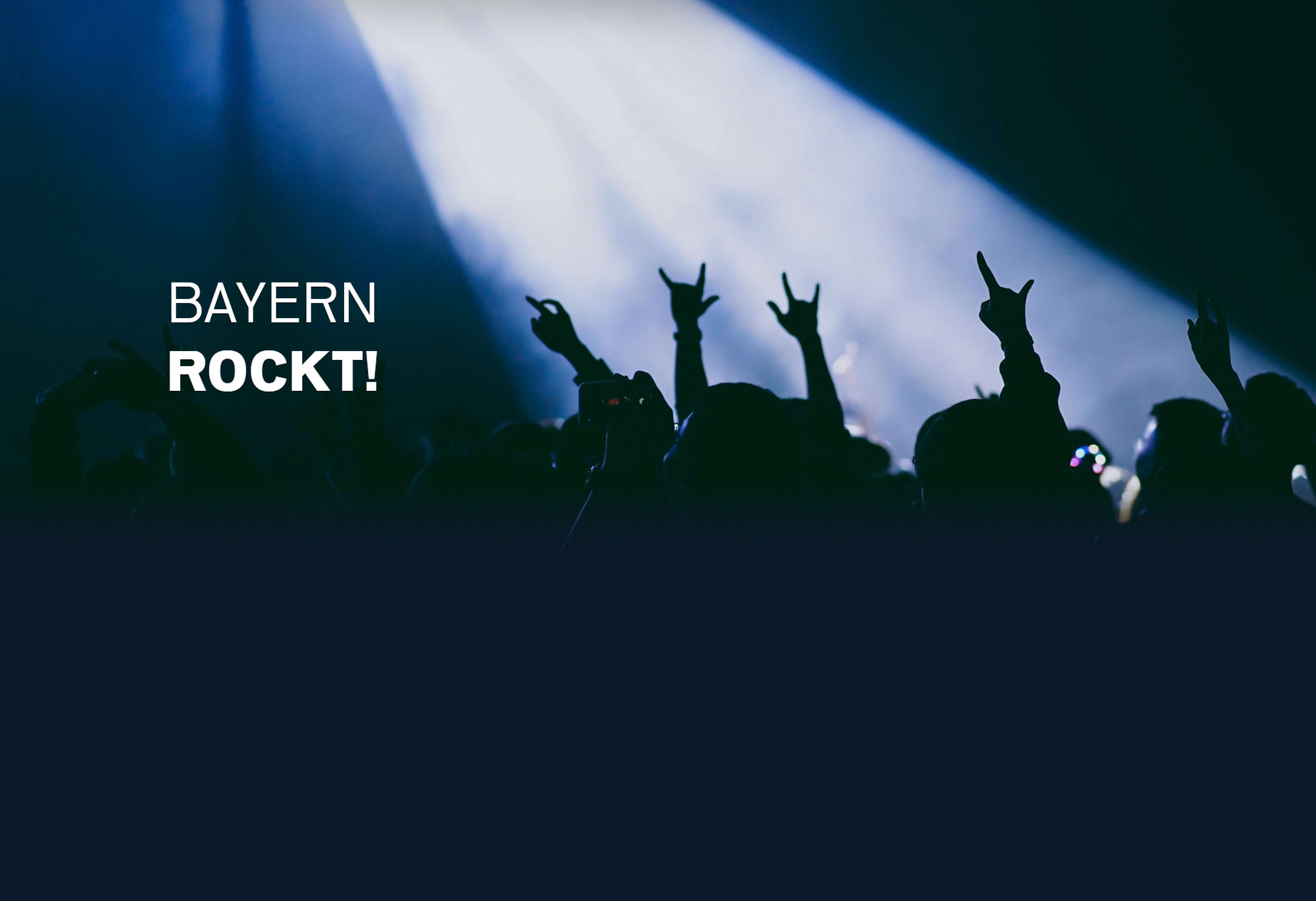 Konzertbesucher mit Pommesgabeln in der Luft, Text "Bayern rockt!"