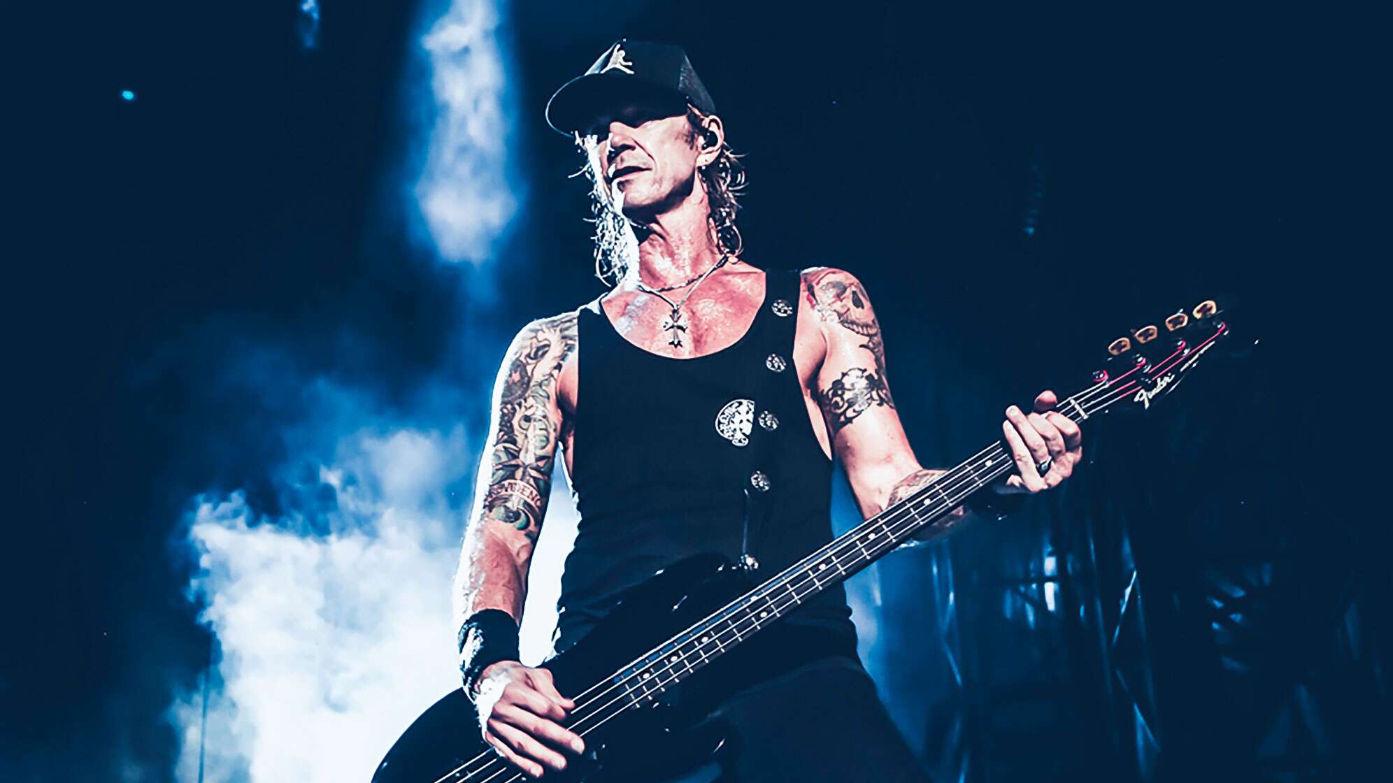 Duff McKagan auf der Bühne von Guns N' Roses.