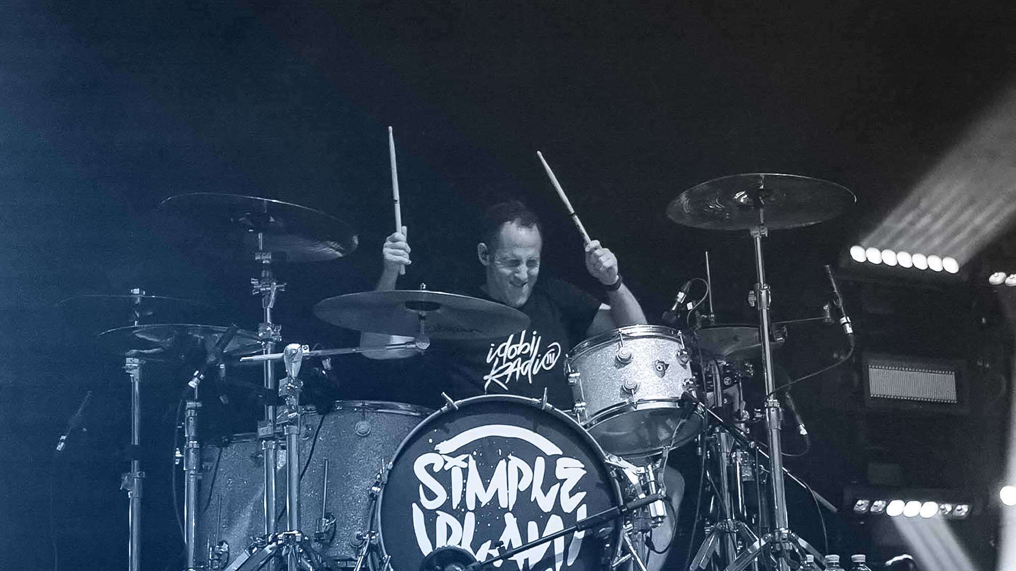 Schlagzeuger Chuck Comeau auf der Bühne mit Simple Plan.