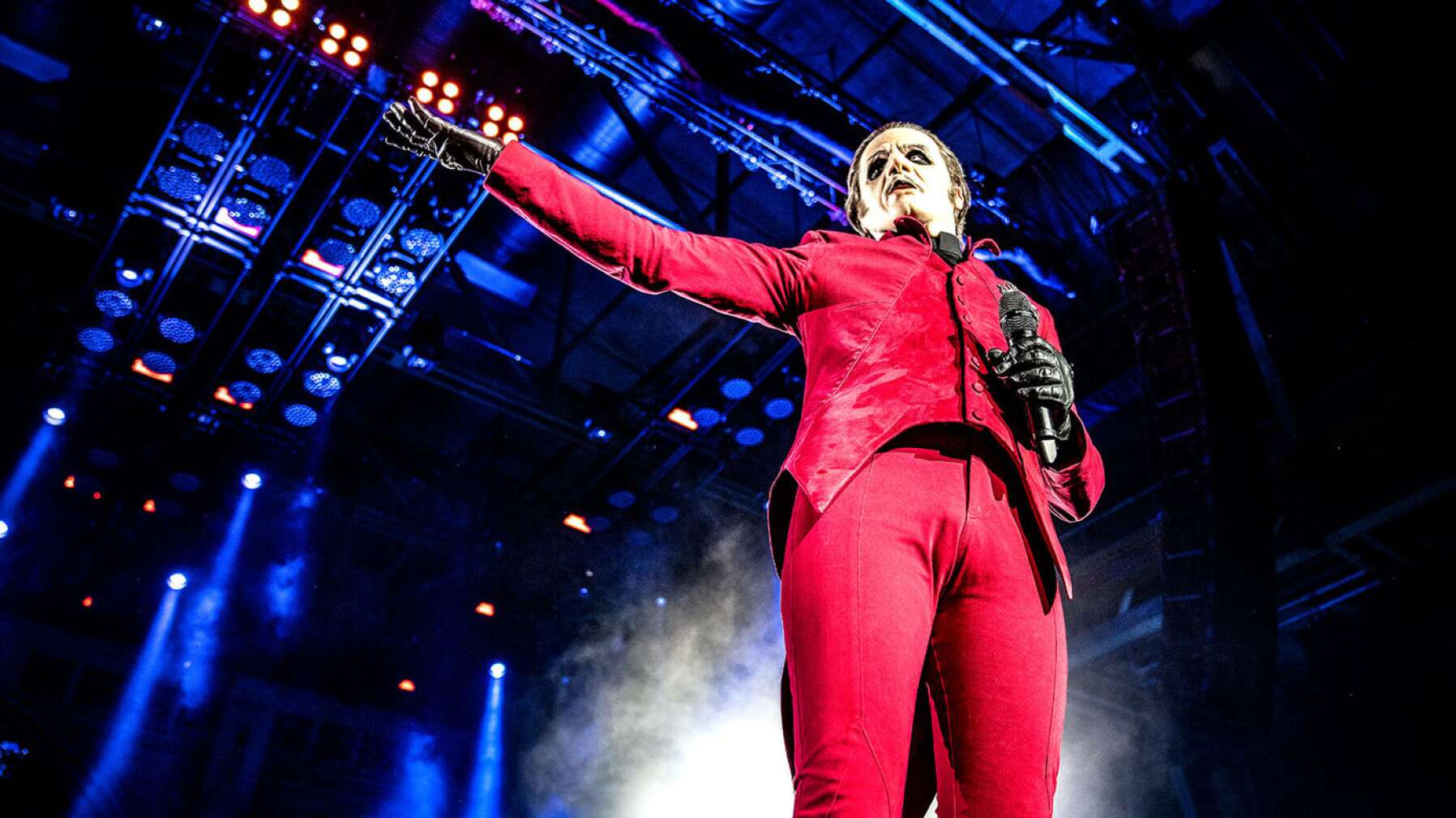 Ghost on stage in rotem Anzug