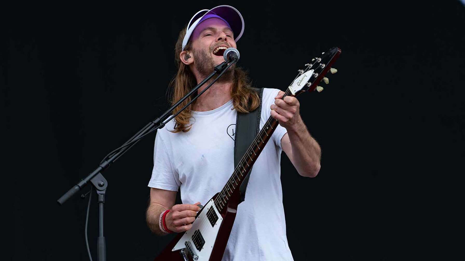 Sportfreunde Stiller-Frontmann Peter Brugger auf der Bühne von Rock im Park.