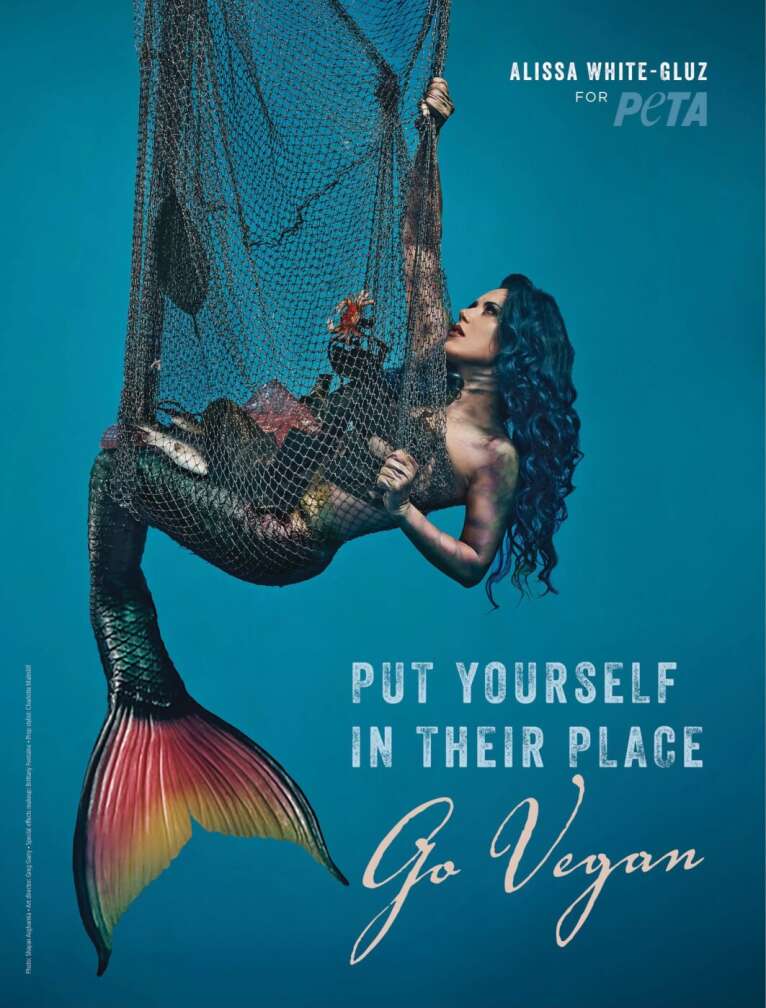 Alicia White-Gluz als Meerjungfrau verkleidet in einem Fischernetz als Werbung für Peta