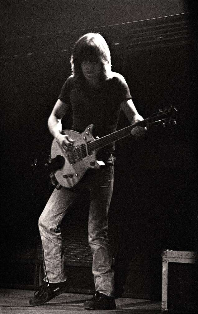 Malcom Young spielt Gitarre
