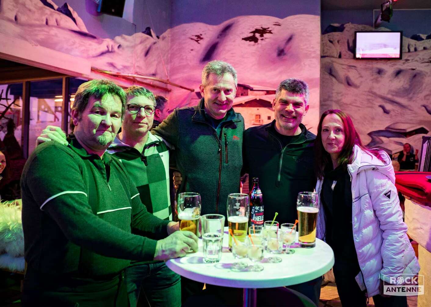 Foto der ROCK ANTENNE Tagesskifahrt Rock the Mountain 2023 in die Weltcuparena Zauchensee - gut gelaunte Wintersport-Fans bei der Apres Ski Party