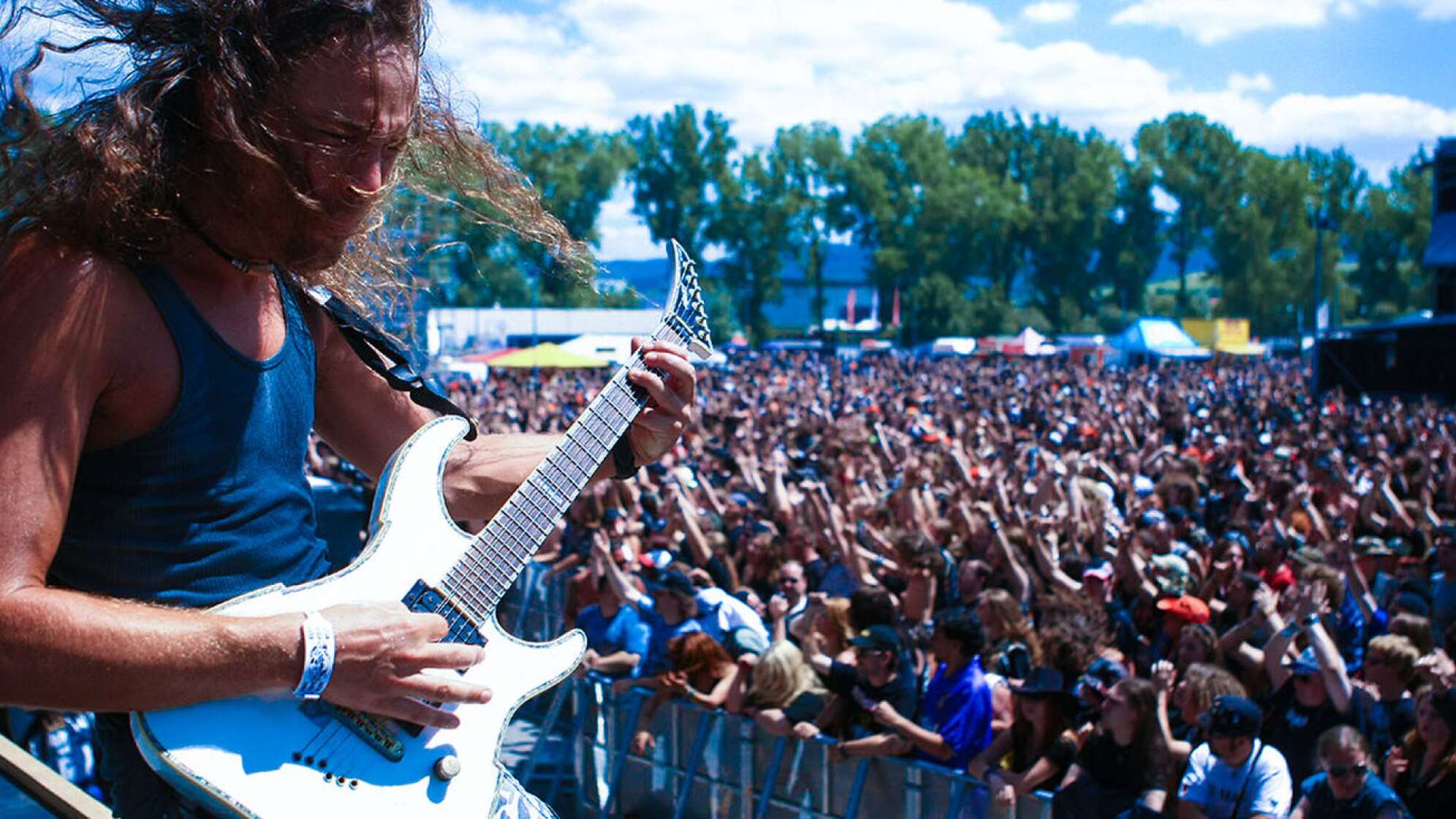 Metal-Gitarrist spielt Solo vor jubelnder Menge