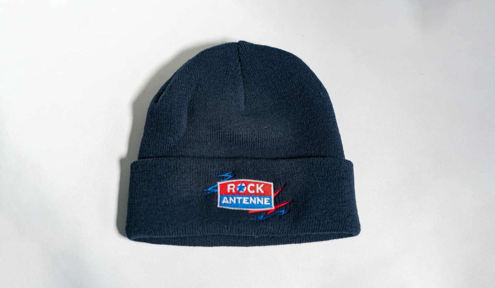 Foto der limitierten ROCK ANTENNE Mütze - dunkelblau, mit eingesticktem ROCK ANTENNE Logo
