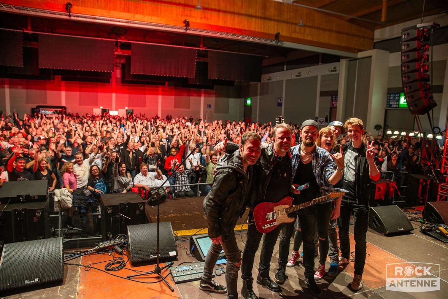 Ein Live Foto der ROCK ANTENNE Band bei ihrem Auftritt bei der CLASSIC ROCK NIGHT am 26.01.2024 bei der Motorradmesse MotorradWelt Bodensee in Friedrichshafen