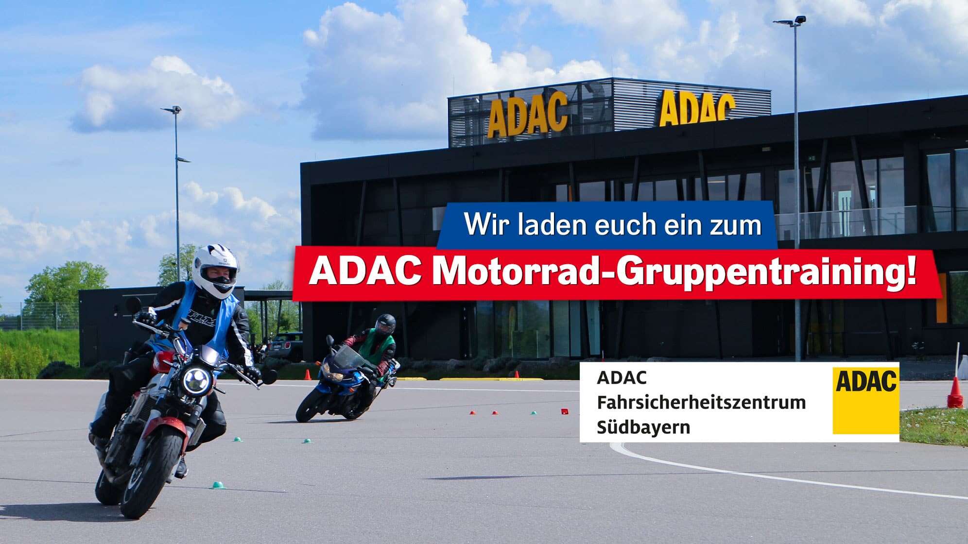 Bild von zwei Motorrädern auf dem Trainingsparcours vor einem Gebäude des ADAC Fahrsicherheitszentrum Südbayern, dazu der Text: Wir laden euch ein zum ADAC Motorrad-Gruppentraining! und das Logo des ADAC Fahrsicherheitszentrum Südbayern
