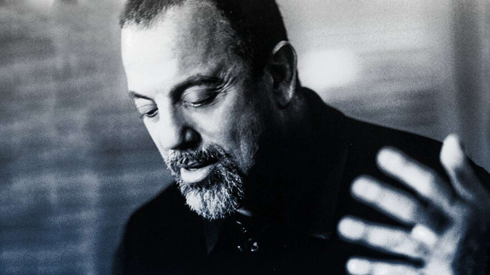Porträt von Billy Joel, nachdenklich zu Boden blickend