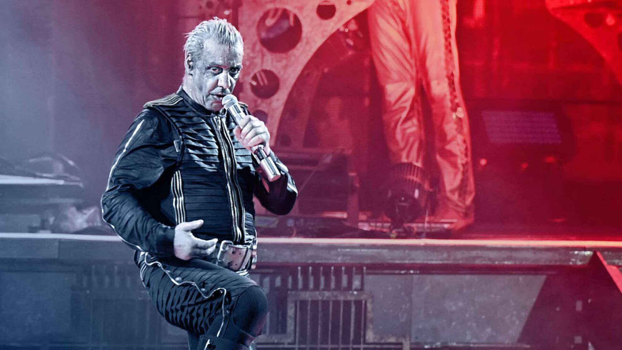 Till Lindemann singt in ein Mikrofon