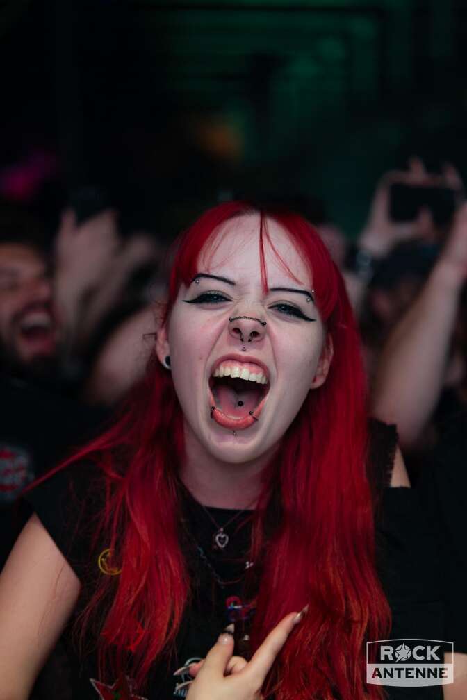 Jubelnde Konzertbesucher beim Konzert von KORN am 15. August 2024 im Zenith in der Rock City München