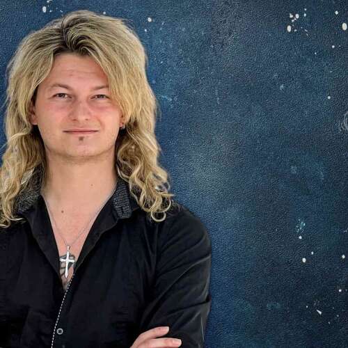 Teamfoto von ROCK ANTENNE Moderator Hannes Braun von Kissin Dynamite