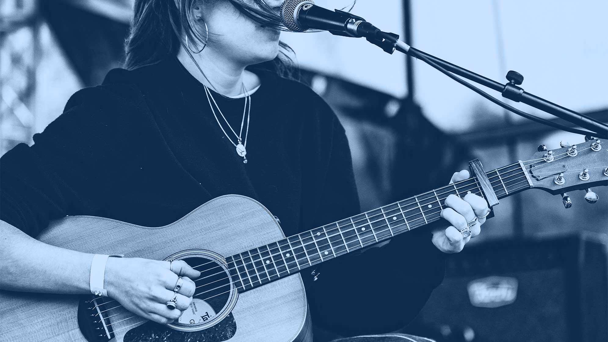 Eine Frau mit Gitarre