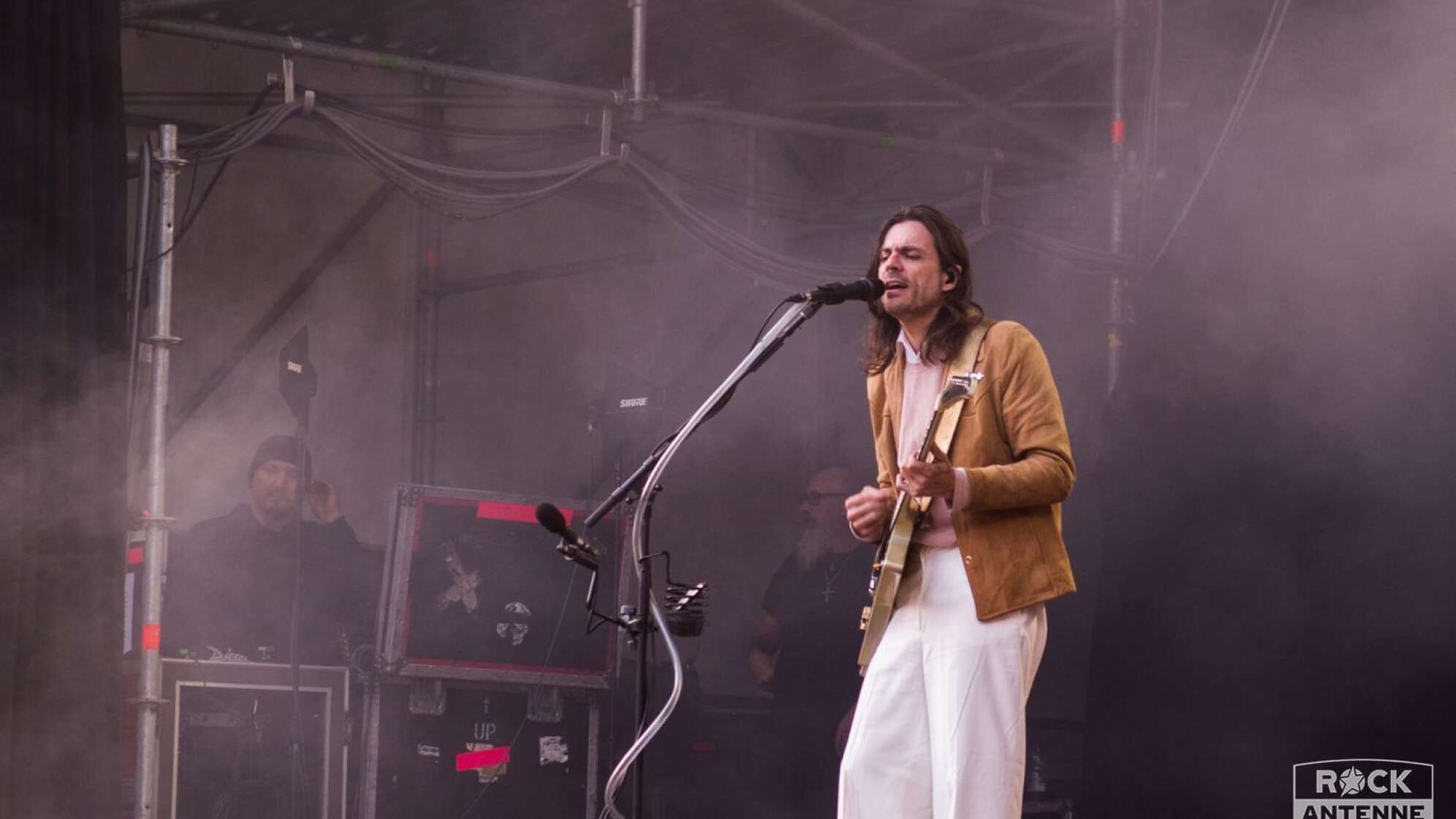Brian Bell von Weezer beim Konzert an der Gitarre und am Mikrofon